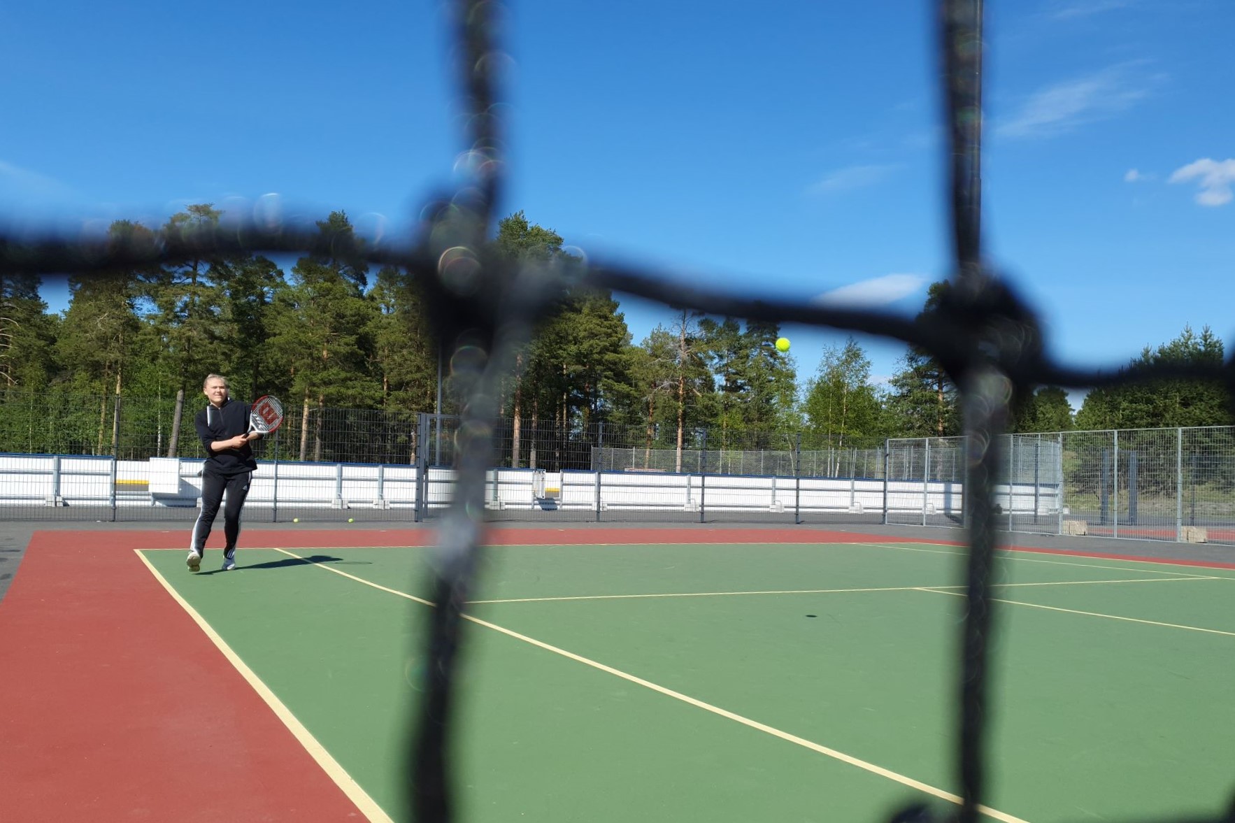 Tenniskenttä, nainen, taivas