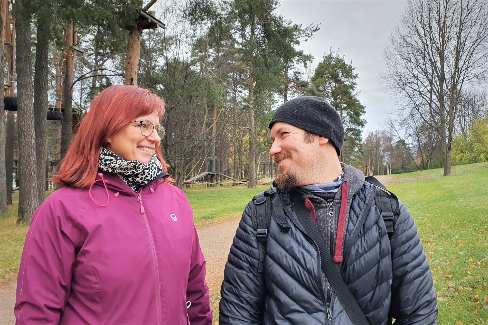 Helena Ollanketo ja Matti Markke ulkona.