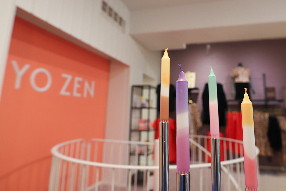 Yo Zenin värikkäitä kynttilöitä liikkeen tiskillä.