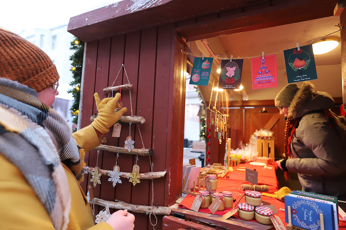 Sopu designin myyjät valmistelevat tuotteiden asettelua.
