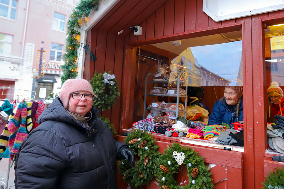 Sukka ja seppeleen myyntipiste Tiernatorilla.