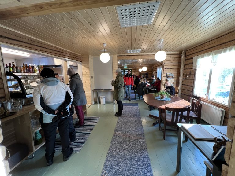 Ihmisiä kahvilassa.