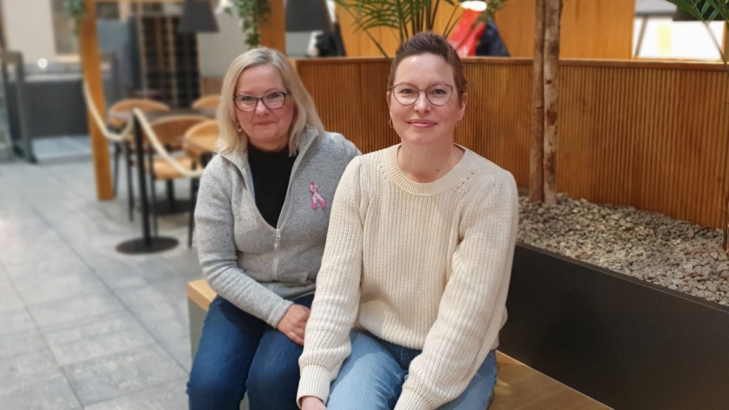 Maili Hernetkoski ja Sanna Karvonen istuvat penkillä.