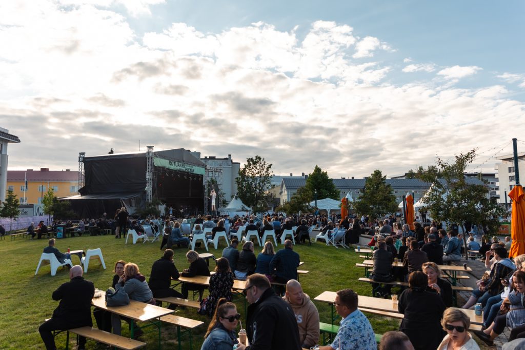 Ihmisiä puistossa konsertissa.