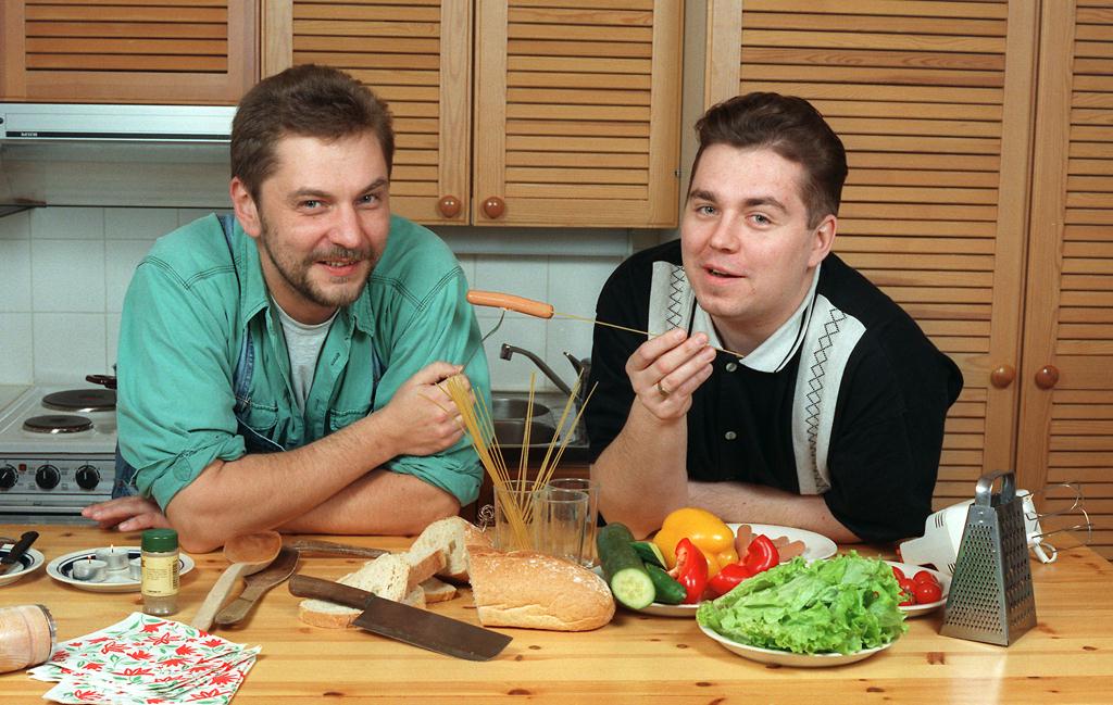 Kaksi miestä keittiössä.
