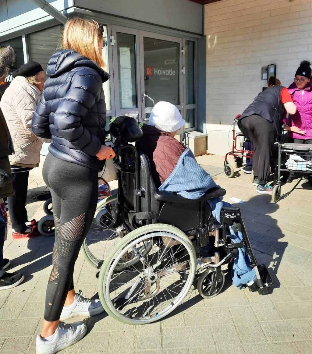 Laanilan Lukiolaiset Vapaaehtoisty ss Vuorovaikutus Tuo Iloa Ja 