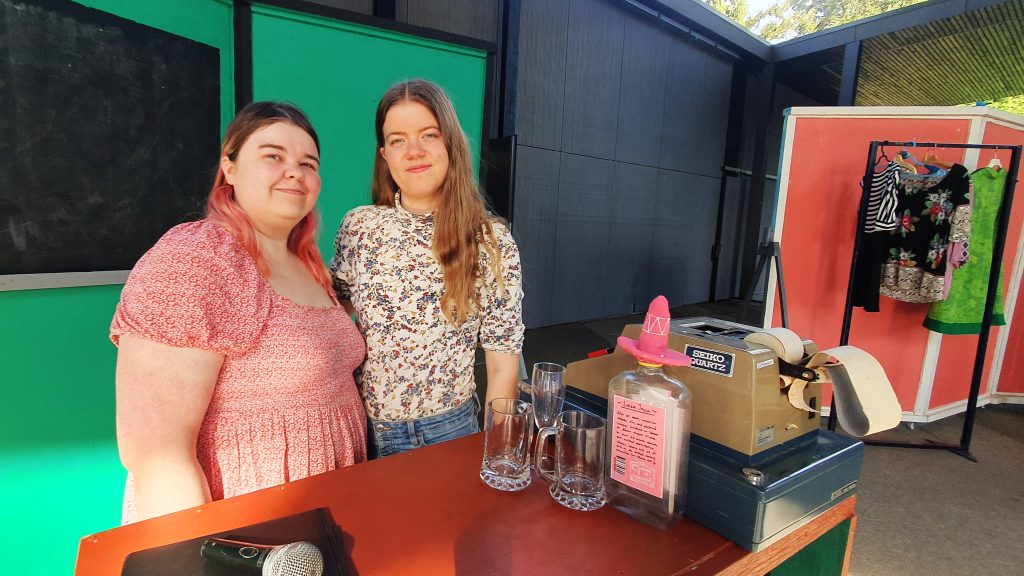 Kaksi naista poseeraa kesäteatterin lavasteissa.