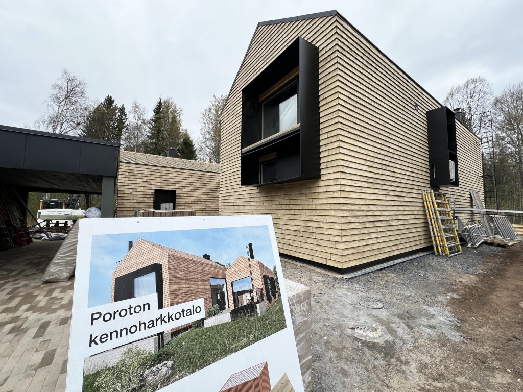 Keskeneräinen tiilitalo.
