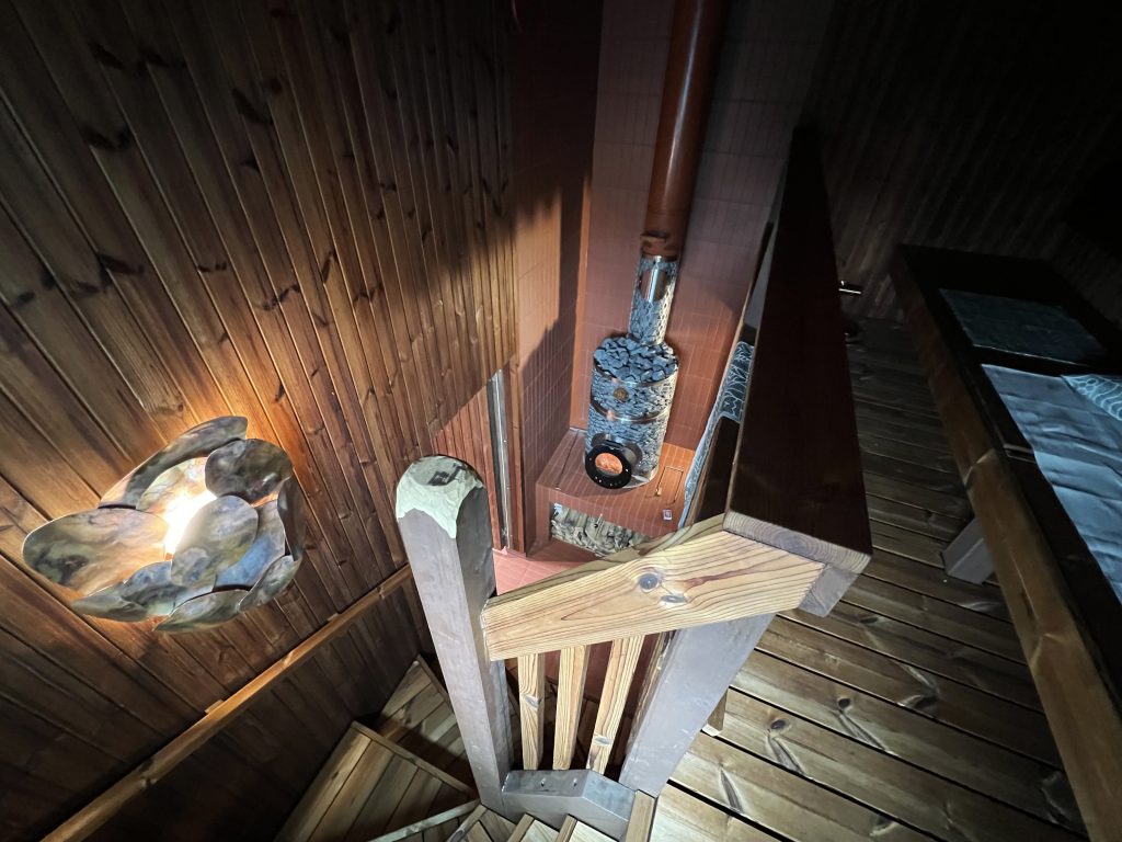 Sauna ylhäältä lauteilta kuvattuna.
