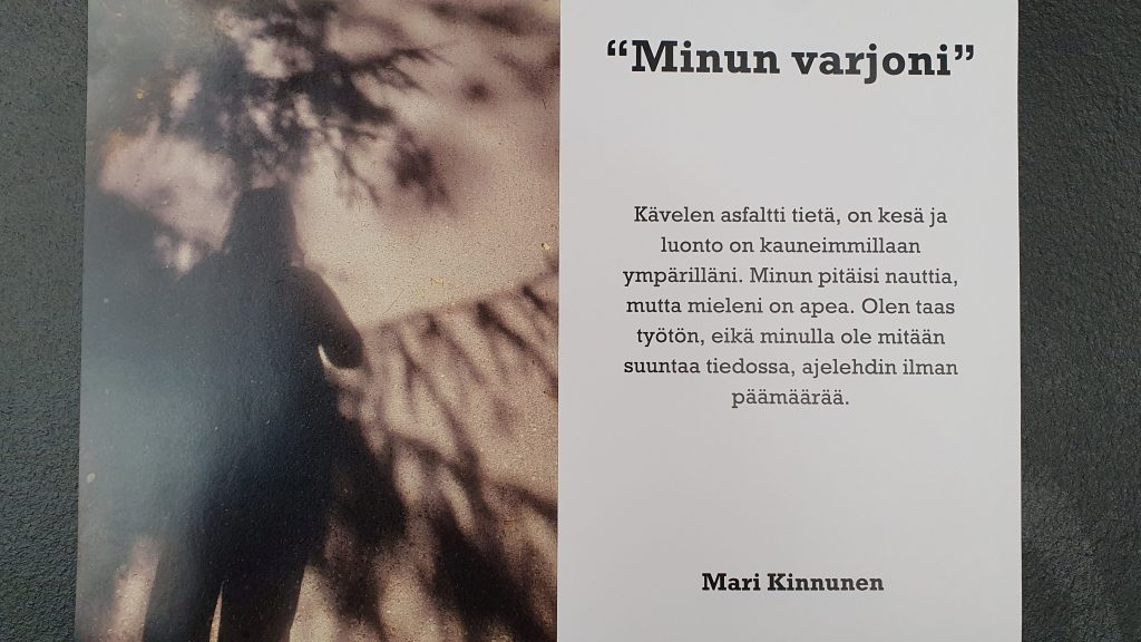 Kuva valokuvateoksessa, jossa mukana runotekstiä.