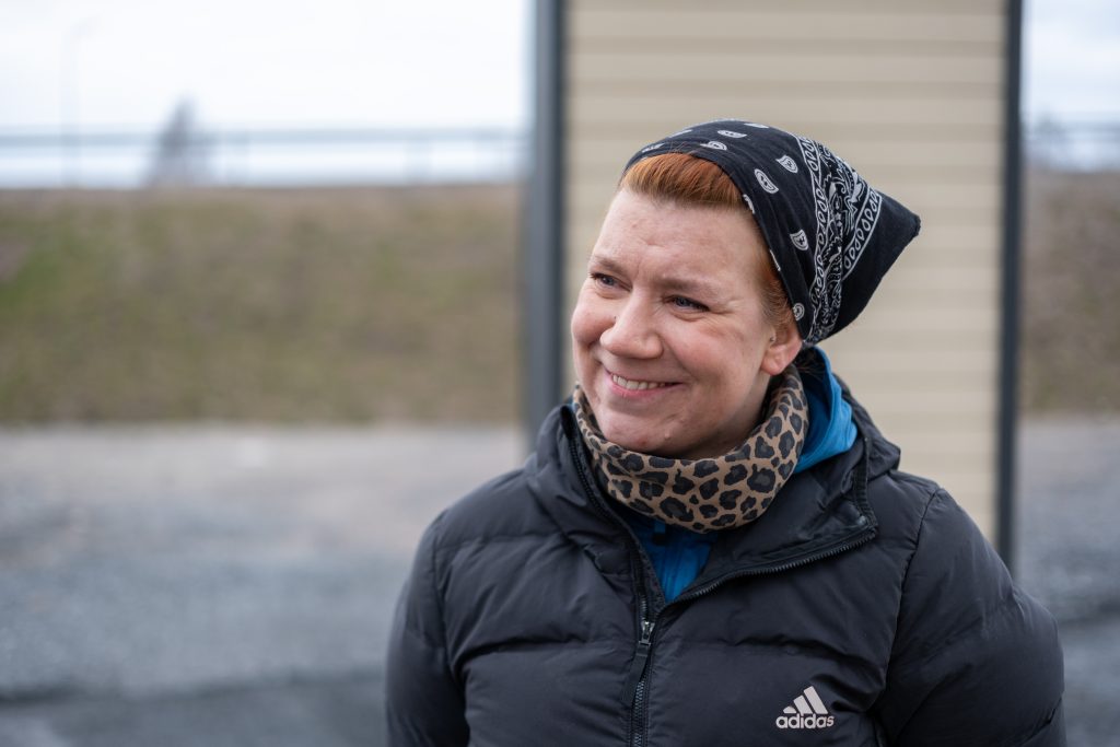 Huivipäinen nainen puolilähikuvassa.