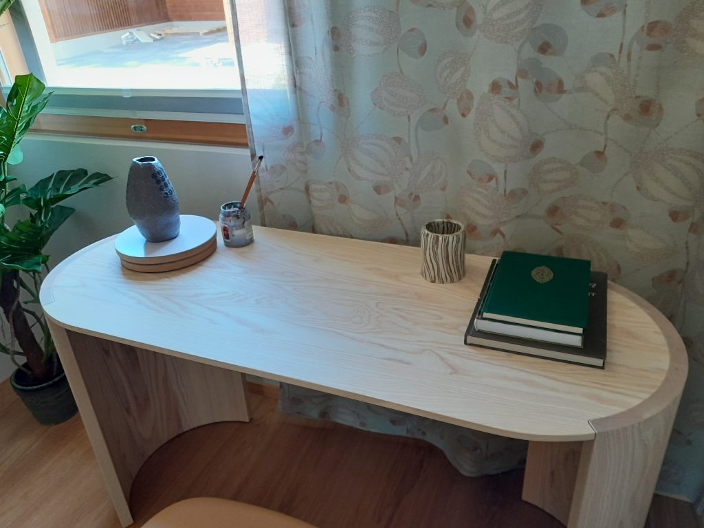 Puinen työpöytä.