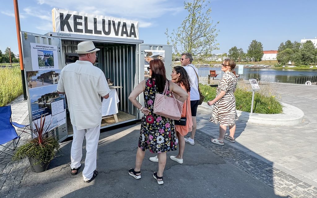 Ihmisiä kontin edessä.