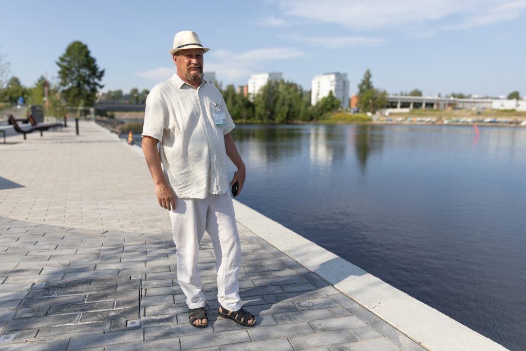 Mies seisoo rantalaiturilla.