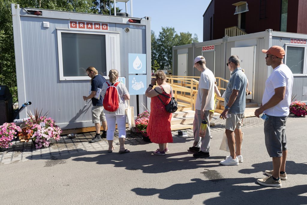 Ihmisiä jonottamassa vesipisteelle.