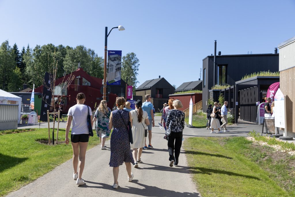 Yleisöä asuntomessualueella.