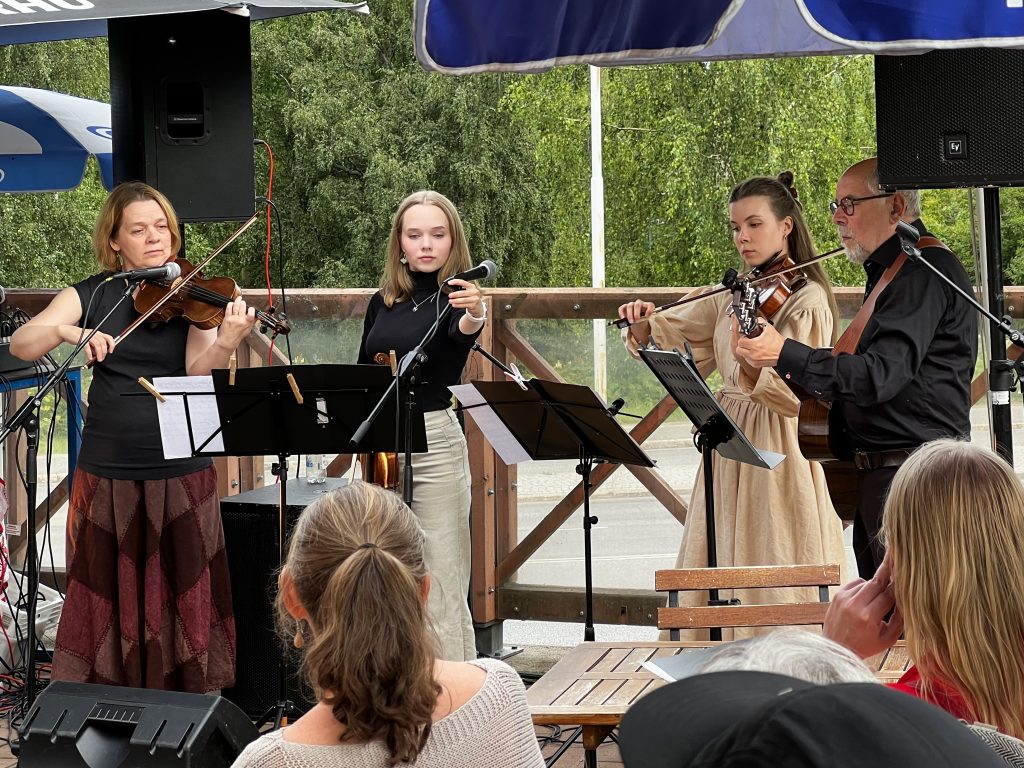 Orkesteri soittaa kahvilan terassilla.
