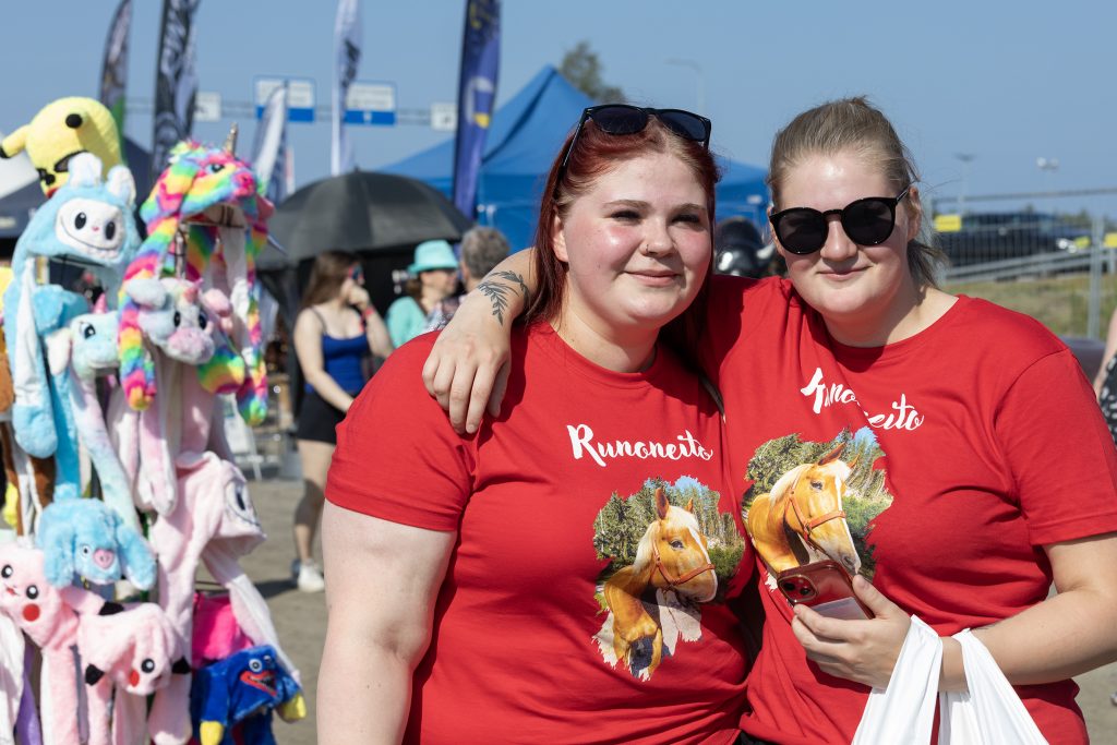 Kaksi nuorta naista puolilähikuvassa.