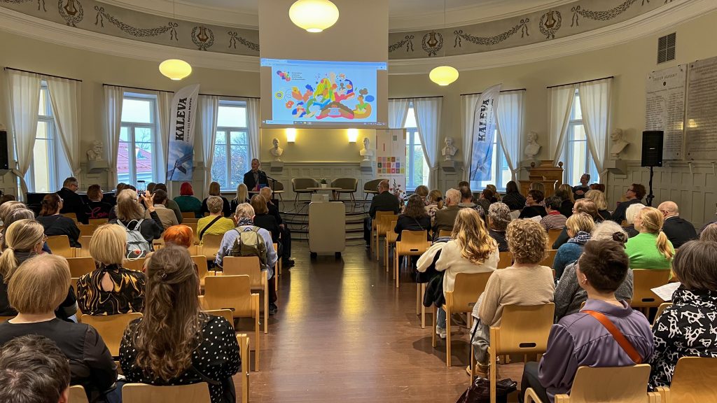Yleisöä koulun juhlasalissa.
