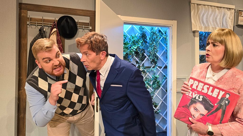 Kaksi miestä ja nainen teatteriesityksessä.