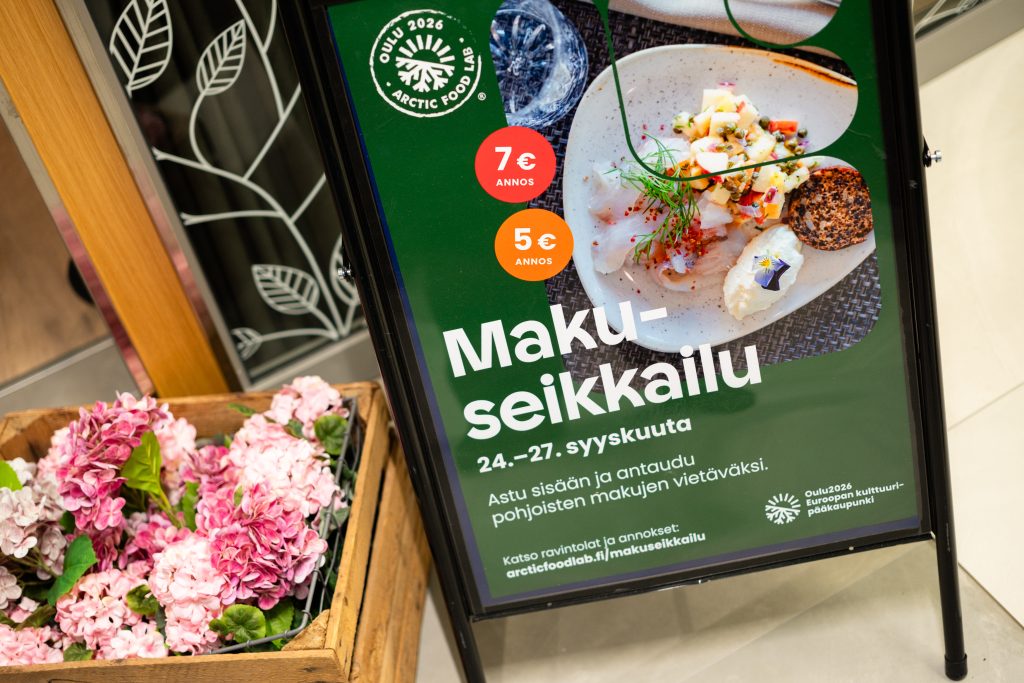 Makuseikkailun mainoskyltti.
