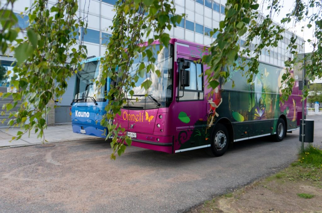 Kaksi kirjastoautoa pysäköitynä rinnakkaina.