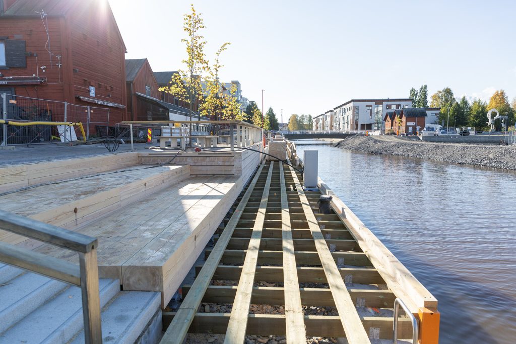 Keskeneräinen laiturityömaa.