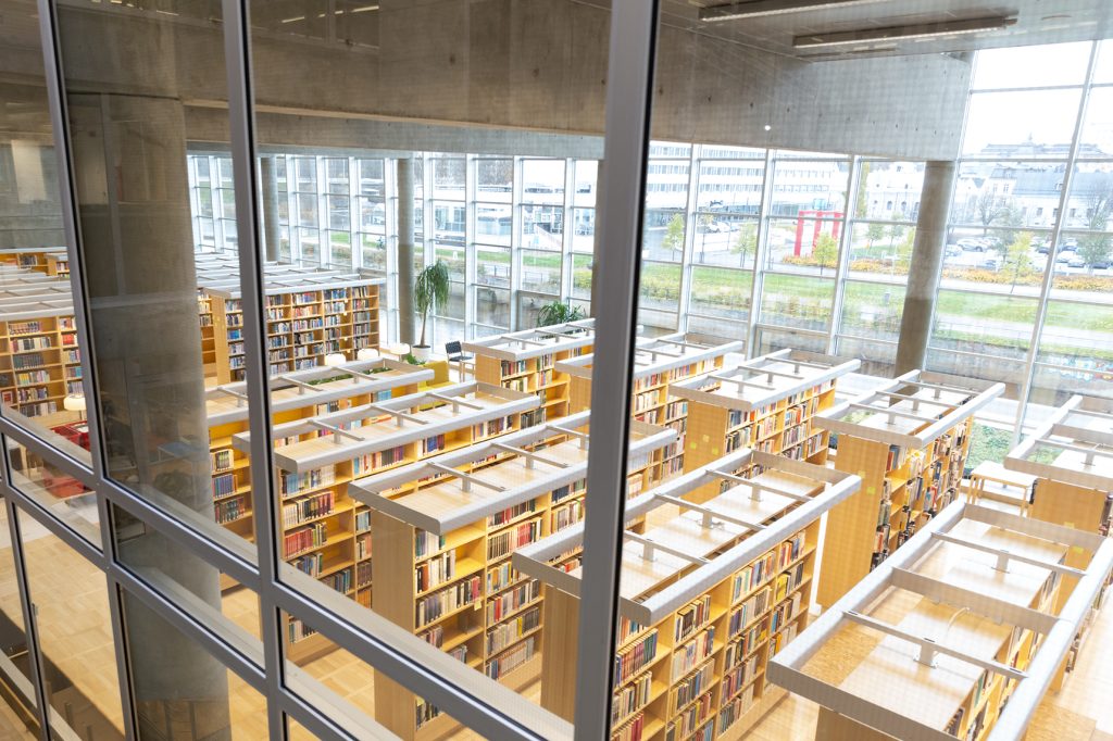 Näkymä portaikosta alas kirjastosaliin.