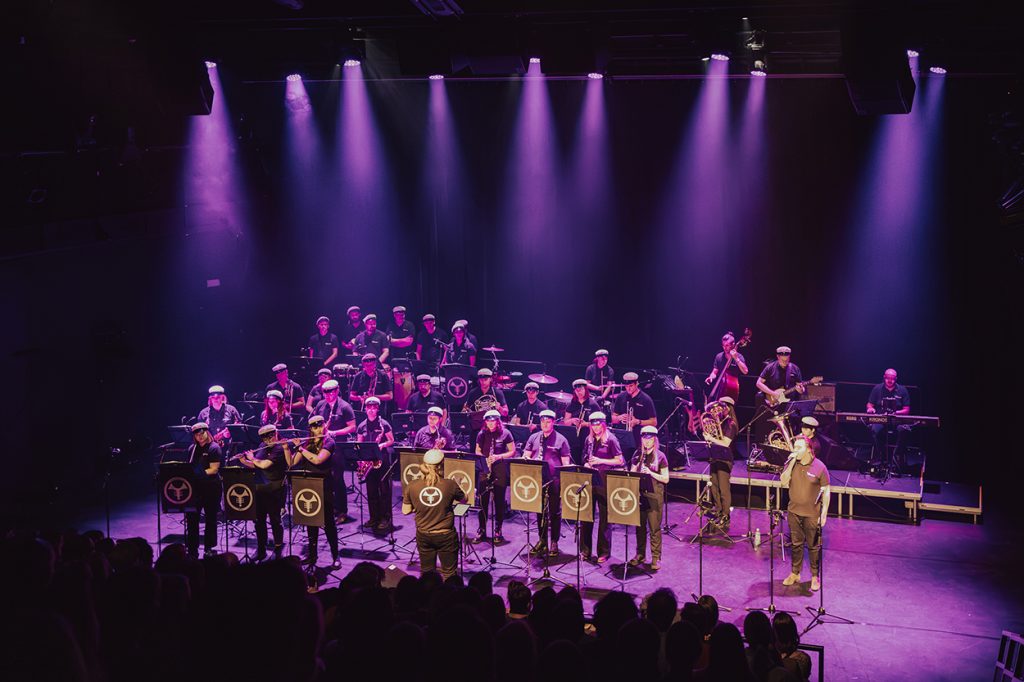 Orkesteri soittaa juhlasalissa.