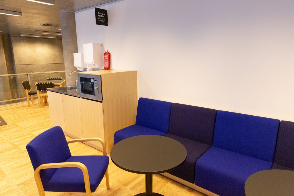 Keittiöpiste kirjastossa.