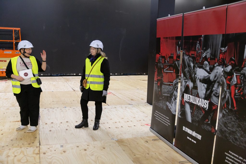 Kaksi naista työmaavarusteissa.