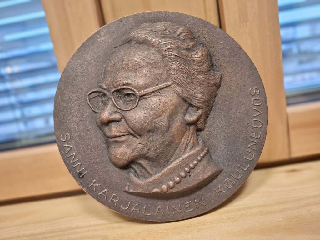 Ikkunalaudalla oleva veistosreliefi naisesta.