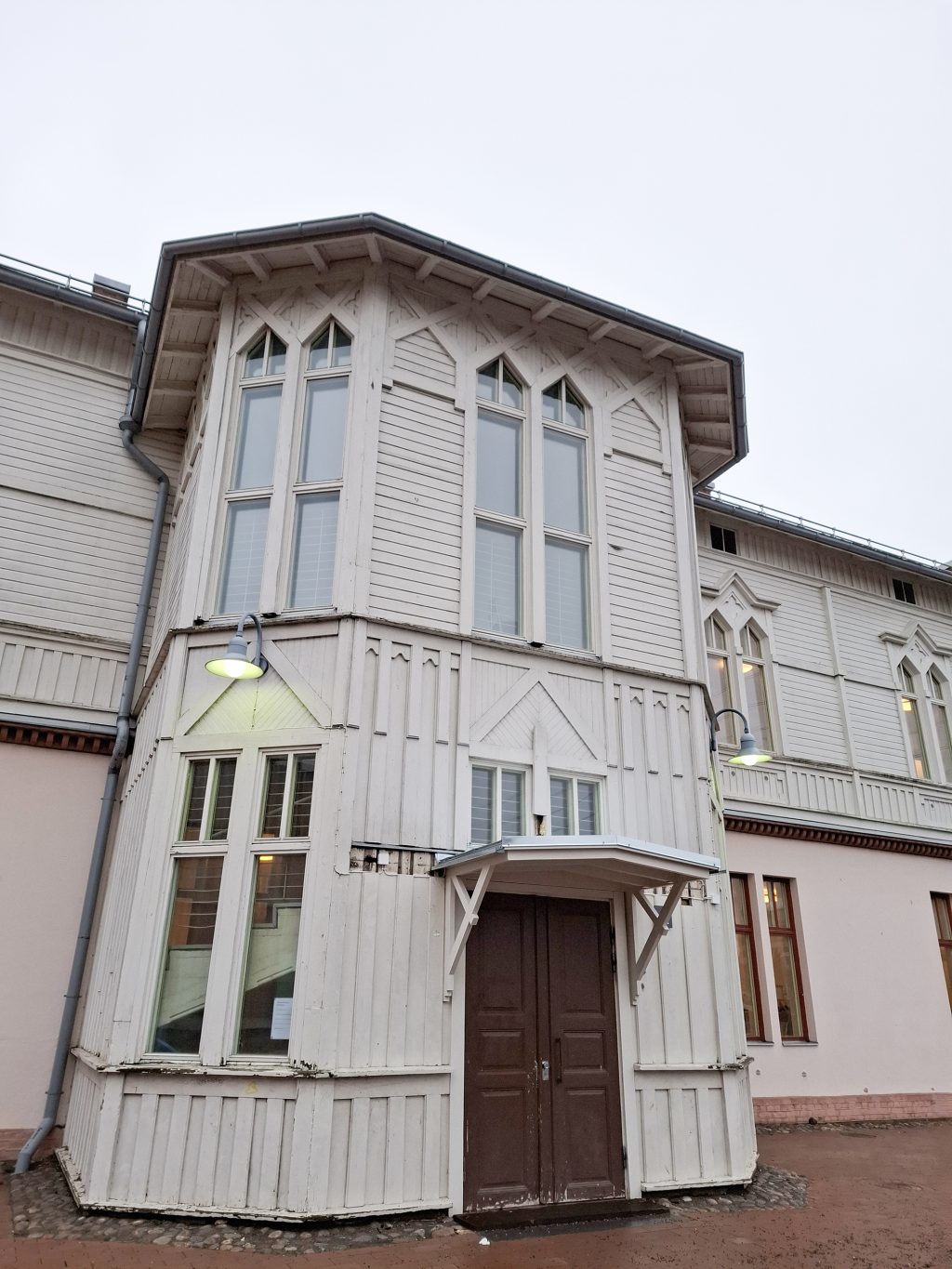 Vanhan puukoulun julkisivu.