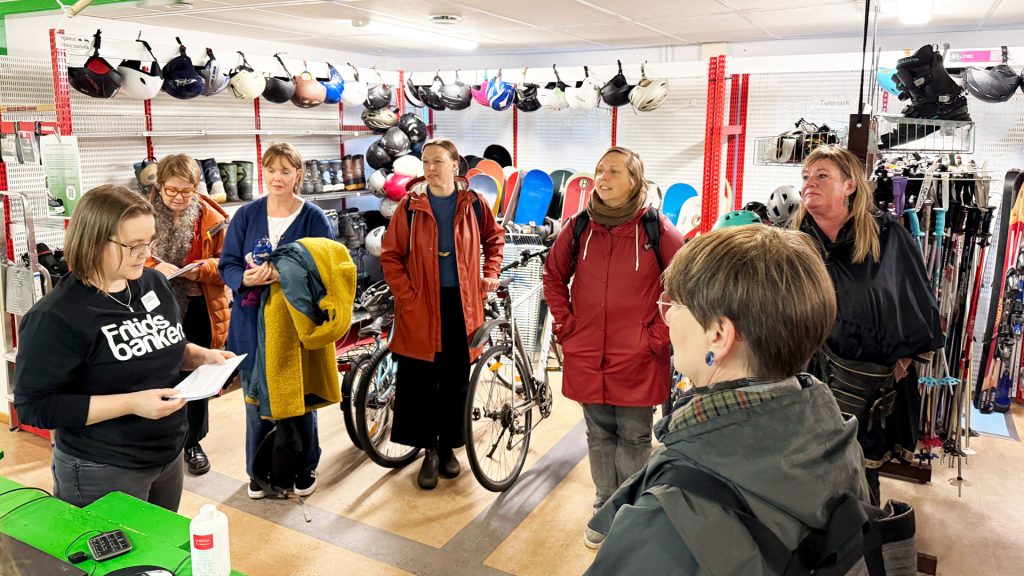 ihmisiä urheiluliikkeessä