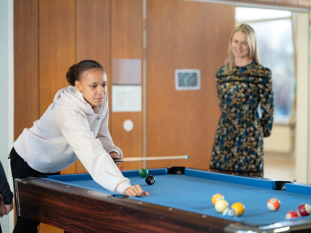 oppilaat pelaavat biljardia