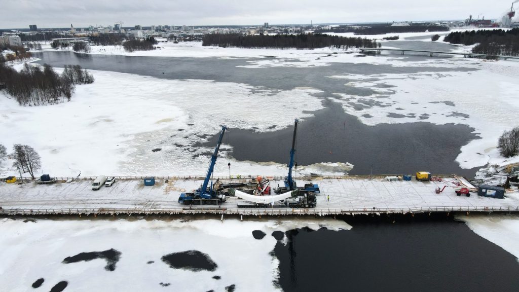 Ilmakuva talvisesta siltatyömaasta.