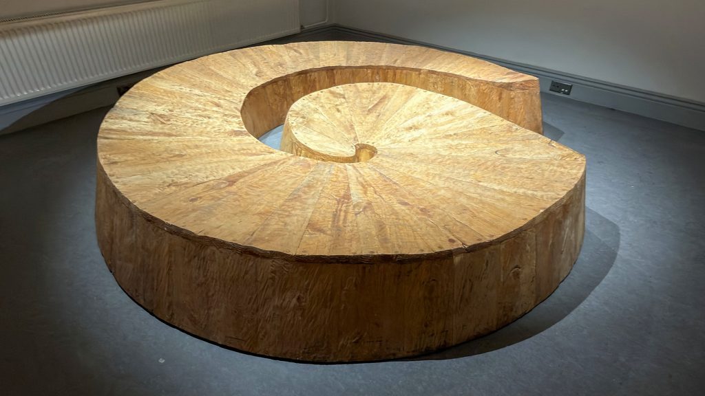 Suuri puuveistos lattialla.