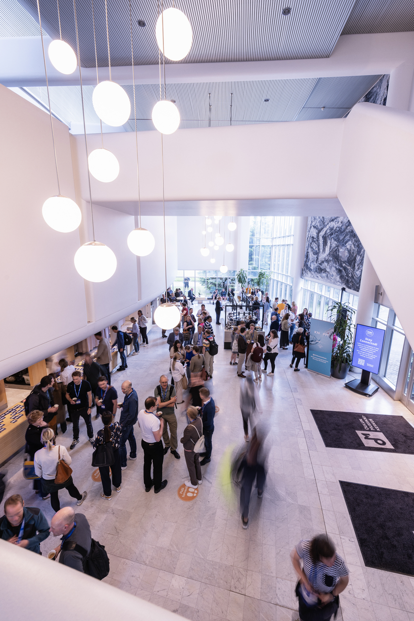 Ihmisiä musiikkikeskuksen aulassa parvelta kuvattuna.