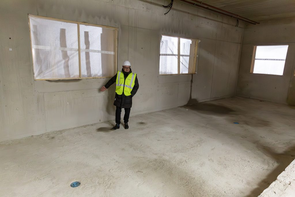 Työmaapukuinen mies työmaalla.