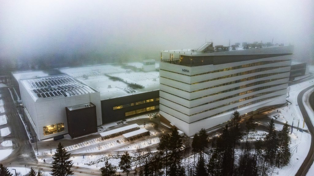 Ilmakuva toimistorakennuskokonaisuudesta, sumuinen ilma.