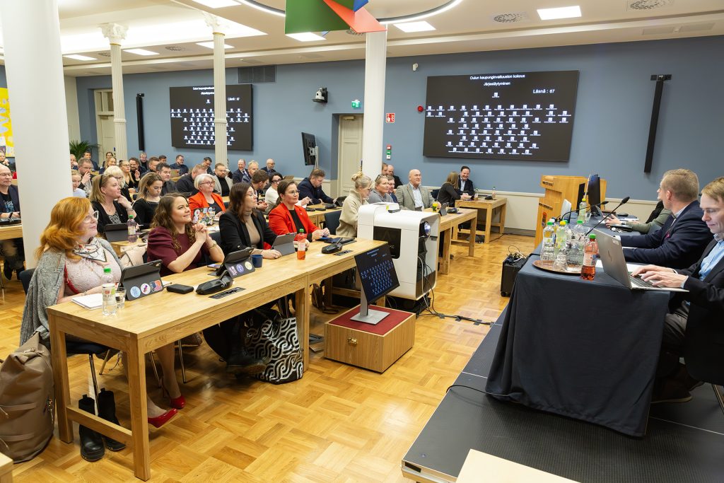 Kaupunginvaltuutettuja kokouksessa.