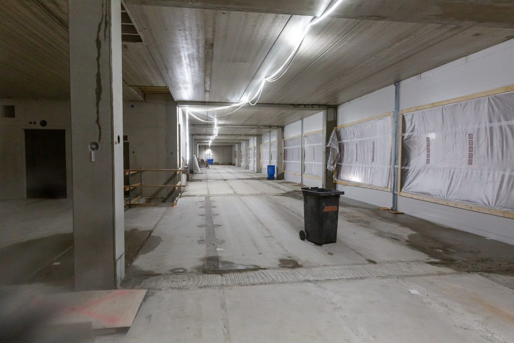 Rakenteilla oleva suuri, aukea tila.