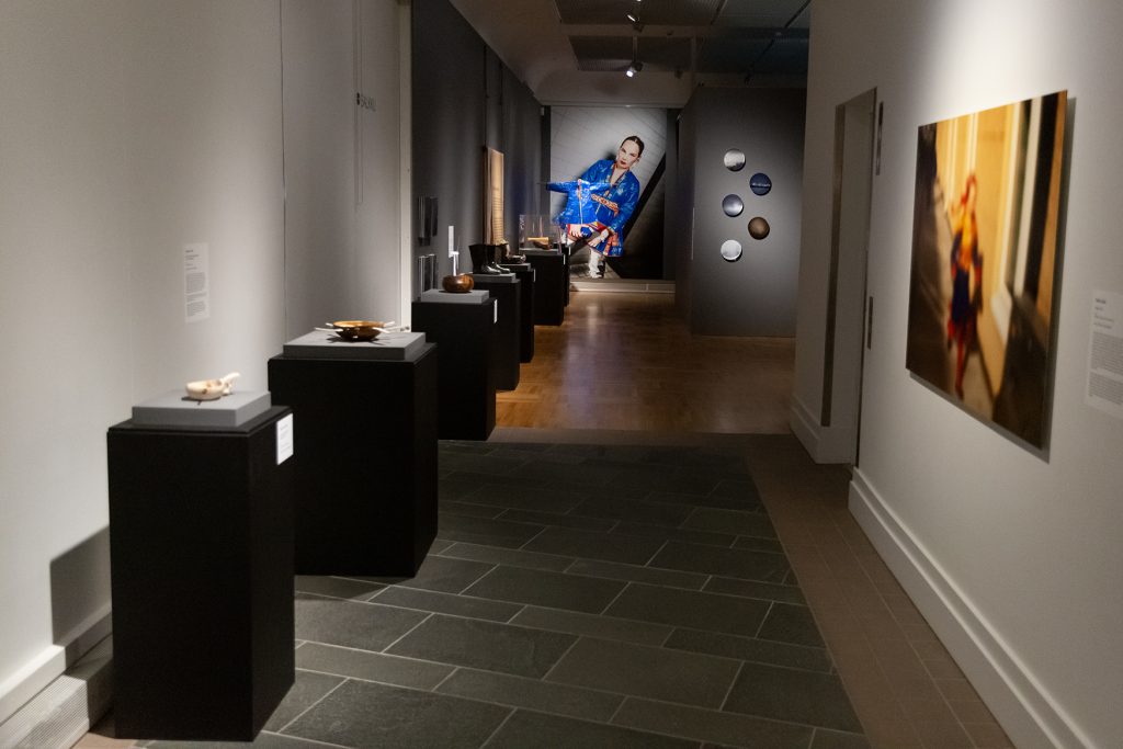 Yleiskuva näyttelytilasta.