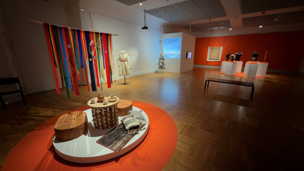 Yleiskuva näyttelytilasta.