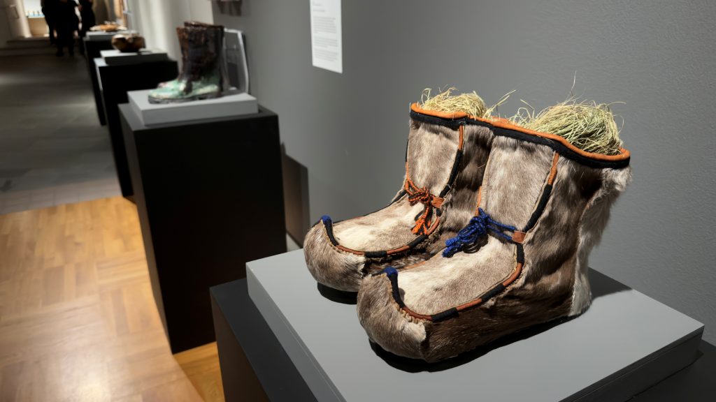 Saamelaisjalkineet näyttelyssä.