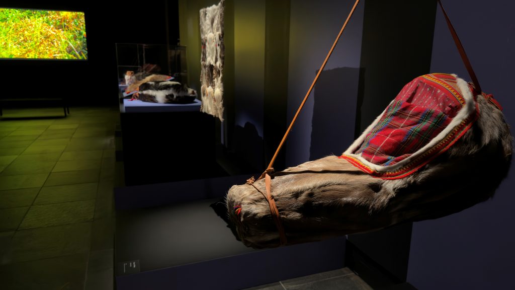 Saamelaisesineitä näyttelytilassa.