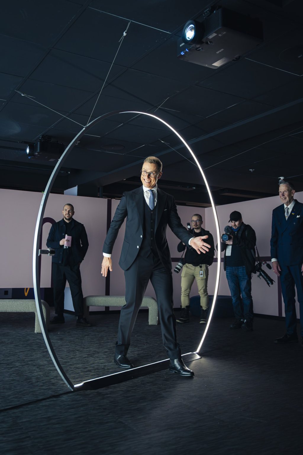 Presidentti pyöreän kaaren sisällä näyttelytilassa.