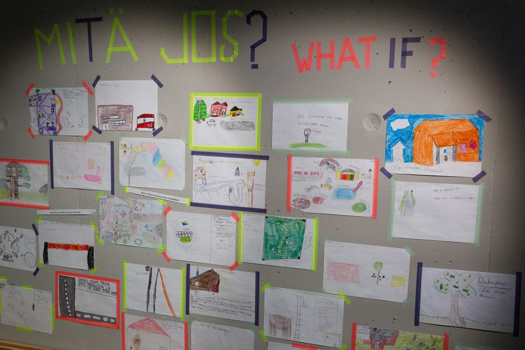 Lasten piirroksia seinällä.