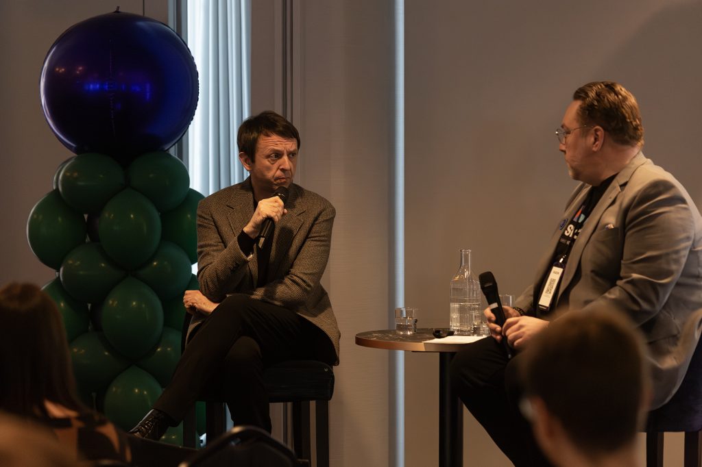 Kaksi miestä paneelikeskustelussa.