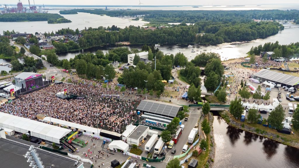 Festivaaliyleisöä ilmakuvassa.